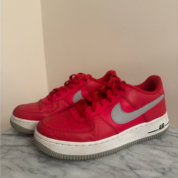 Nike Air Force 1 Low University Red Grey Sneakers Size 5 Youth AF1 DJ4617-600 - Picture 2 of 7